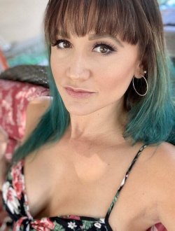 Girls-With-Dyed-Hairs-7