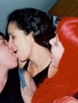 bra_girls_kissing_0003