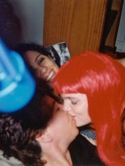bra_girls_kissing_0004