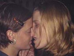 bra_girls_kissing_0005
