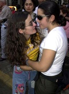 bra_girls_kissing_0008