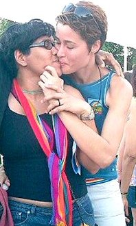 bra_girls_kissing_0009