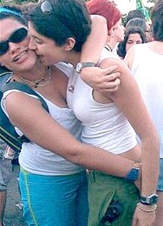 bra_girls_kissing_0010