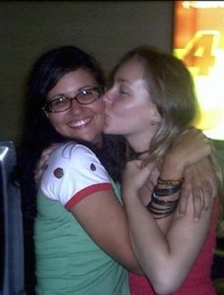 bra_girls_kissing_0011