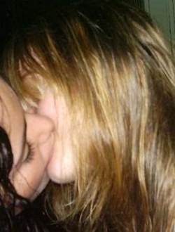 bra_girls_kissing_0012