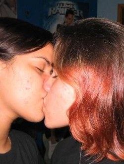 bra_girls_kissing_0014