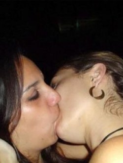 bra_girls_kissing_0015
