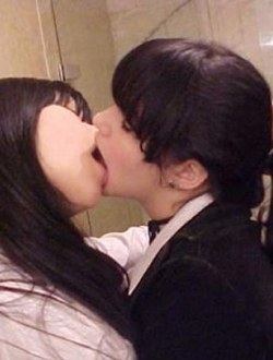 bra_girls_kissing_0016