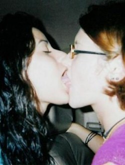 bra_girls_kissing_0017