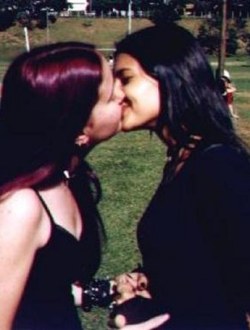 bra_girls_kissing_0018