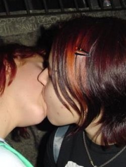 bra_girls_kissing_0019
