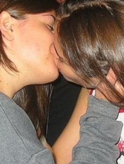 bra_girls_kissing_0020