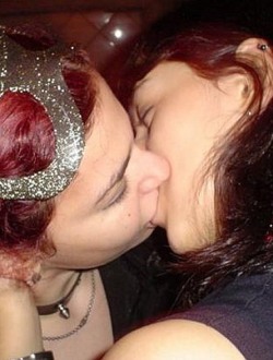 bra_girls_kissing_0021