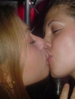 bra_girls_kissing_0023