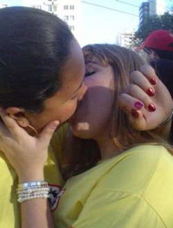 bra_girls_kissing_0024