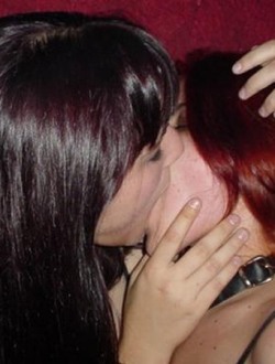 bra_girls_kissing_0025