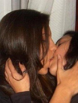 bra_girls_kissing_0028