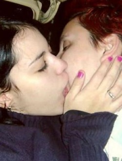 bra_girls_kissing_0029