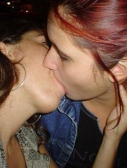 bra_girls_kissing_0030