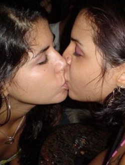 bra_girls_kissing_0031