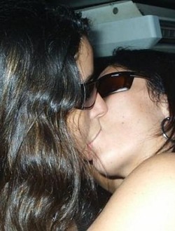 bra_girls_kissing_0032