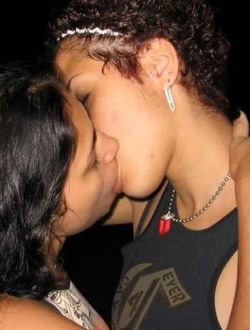 bra_girls_kissing_0034
