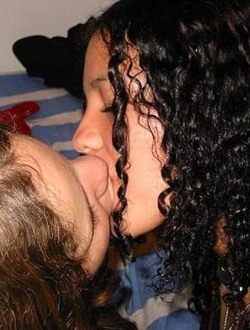 bra_girls_kissing_0035