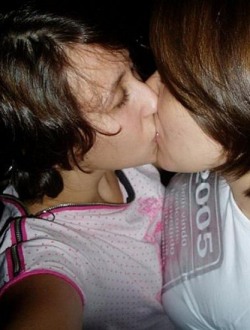 bra_girls_kissing_0038