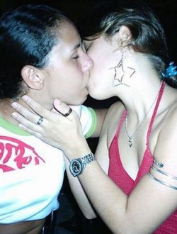 bra_girls_kissing_0039