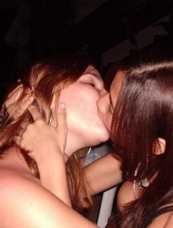 bra_girls_kissing_0040