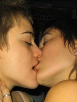 bra_girls_kissing_0041