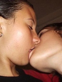 bra_girls_kissing_0042