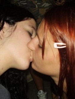 bra_girls_kissing_0043