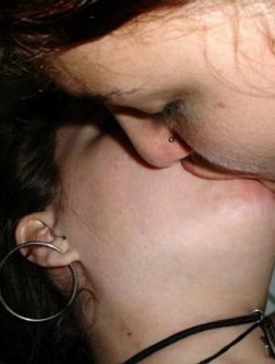 bra_girls_kissing_0044