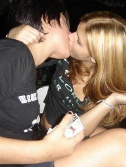 bra_girls_kissing_0047