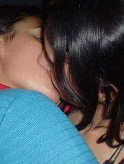 bra_girls_kissing_0049
