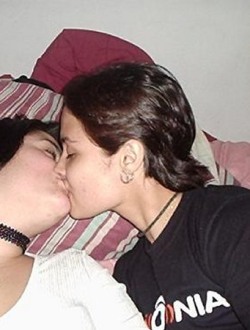bra_girls_kissing_0052
