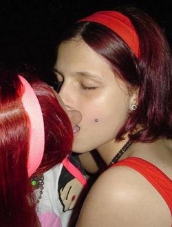 bra_girls_kissing_0053