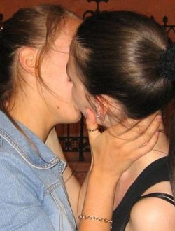 bra_girls_kissing_0054