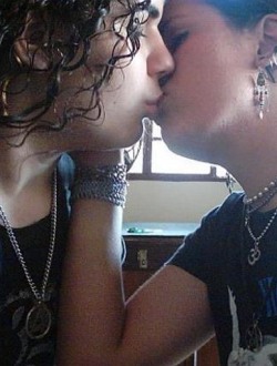 bra_girls_kissing_0055
