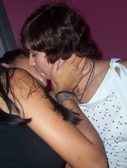 bra_girls_kissing_0056