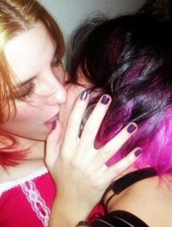 bra_girls_kissing_0057