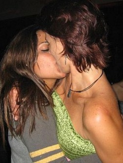bra_girls_kissing_0059