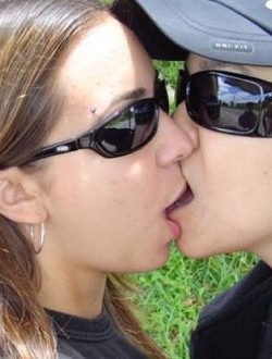 bra_girls_kissing_0060