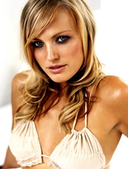 0013-Malin_Akerman13
